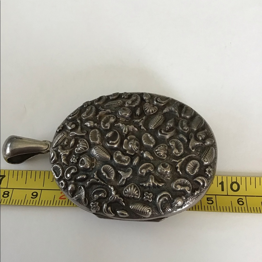 Huge Sterling Antique Sea Shells Repousse Locket - Picture 6 of 9